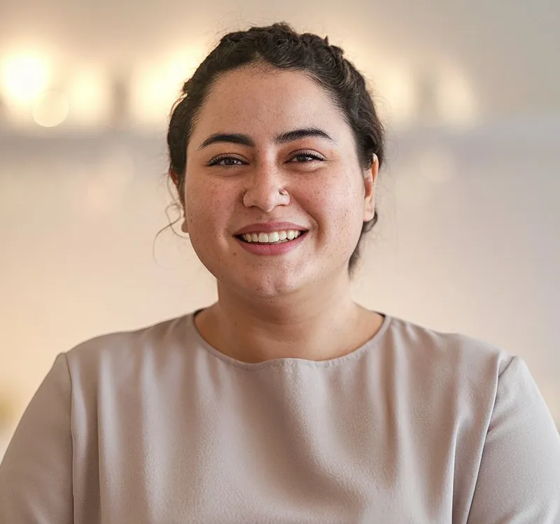 Gülümseyen bir kadın müşteri, profesyonel portre, müşteri yorumu sayfası için kullanılmak üzere.