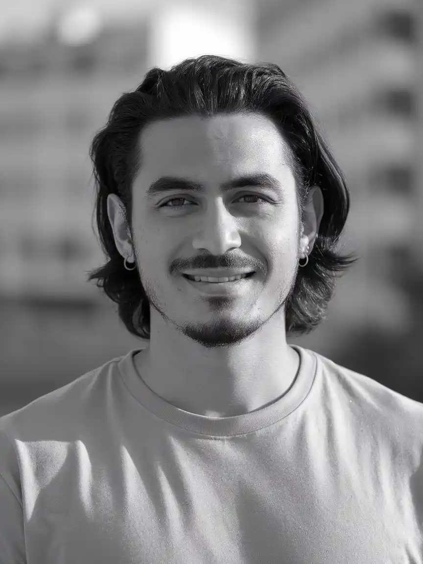 Gülümseyen bir erkek çalışan, açık hava ortamında profesyonel portre, dijital pazarlama ajansı ekip listesi için kullanılmak üzere.