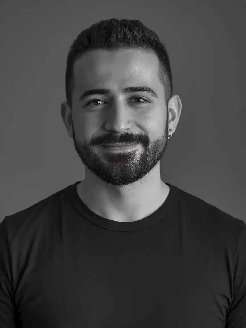 Gülümseyen bir erkek çalışan, profesyonel portre, dijital pazarlama ajansı ekip listesi için kullanılmak üzere.